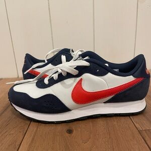 Nike MD Valiant shoes in boys size 4